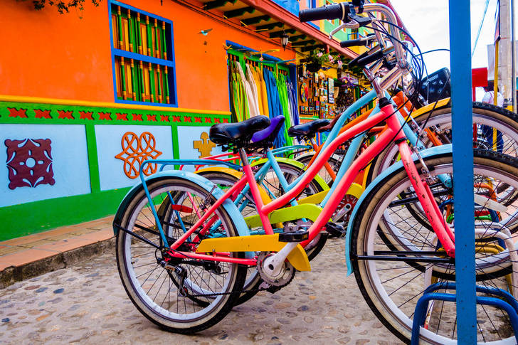 Kerékpárok az utcán, Guatapa