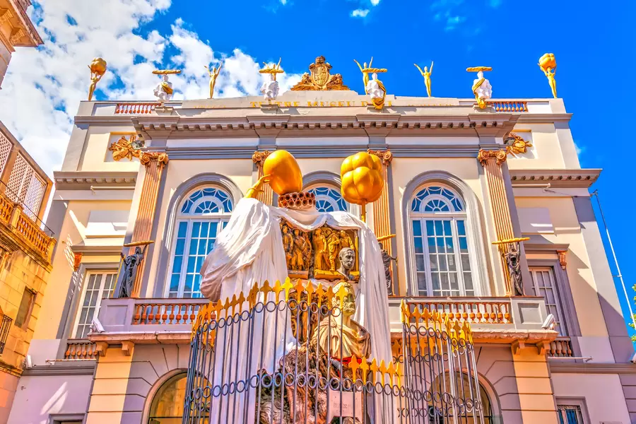Architektura teatru-muzeum Dali