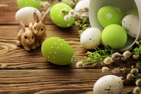 Великденски яйца на дървена маса