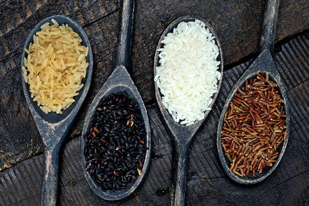 Verschillende soorten rijst in lepels
