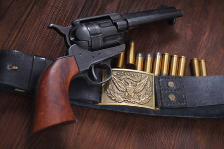 Starý revolver s nábojmi