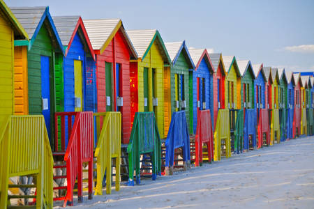 Цветни къщи на плажа в Кейптаун