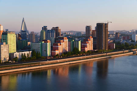 Pohled na domy a řeku Taedong v Pchjongjangu