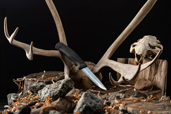 Lovački nož i rogovi jelena