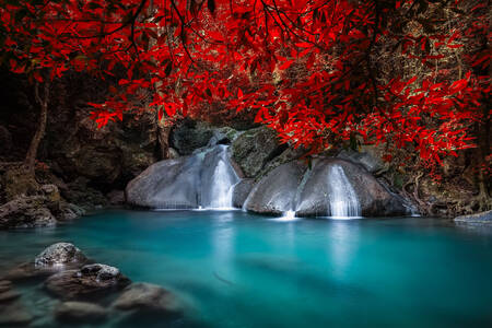 Cascata da cachoeira de Erawan