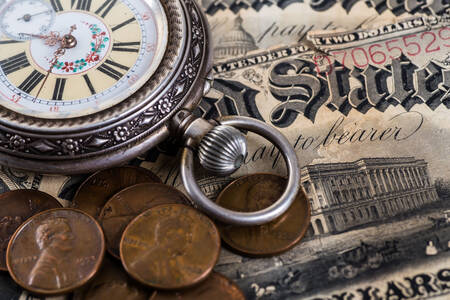Ceas de buzunar antic și bani