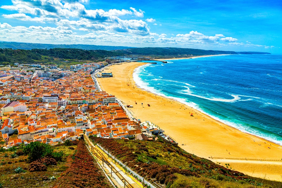 Stad Nazare aan de Atlantische Oceaan