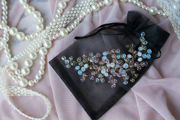 Весільні аксесуари з перлами