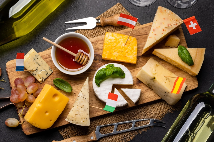 Käse und Honig auf einem Brett