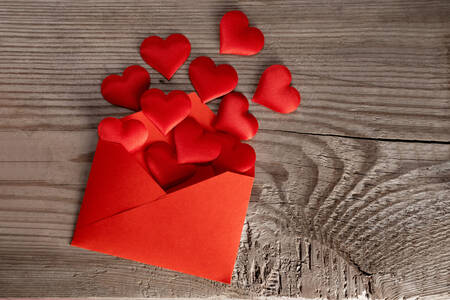 Envelope com corações vermelhos