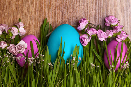 Uova di Pasqua nell'erba