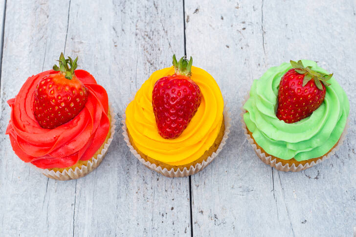 Cupcakes with cream on the table