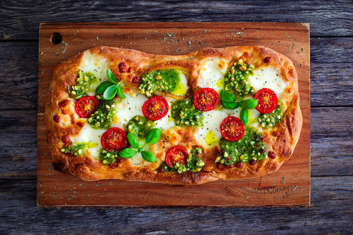 Pizza con mozzarella e pesto