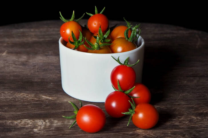 Tomates cherry en una taza blanca