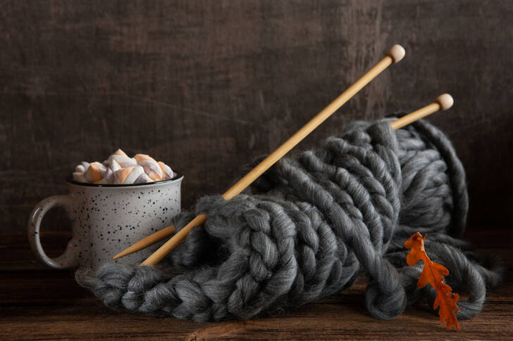 Une tasse avec des guimauves et du tricot