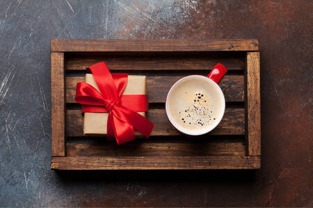 Une tasse de café et un cadeau
