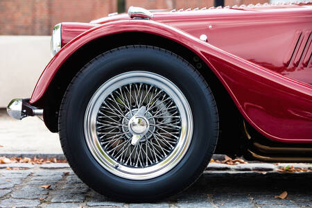 Retro bir arabanın önü