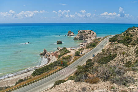 Petra tou Romiou plajı boyunca uzanan yol