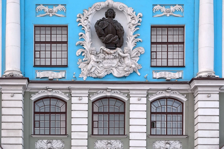 De gevel van het gebouw van de zeevaartacademie