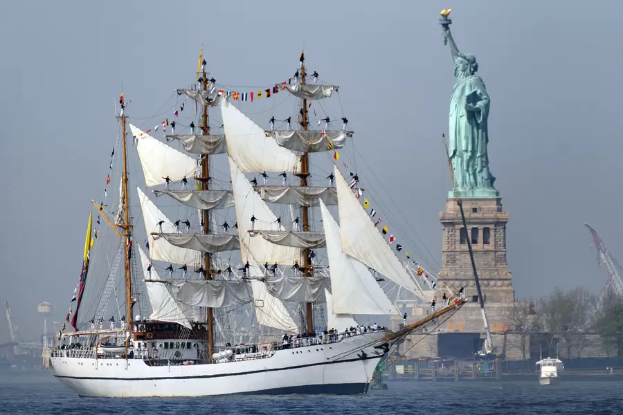 New York Limanı'nda yelkenli