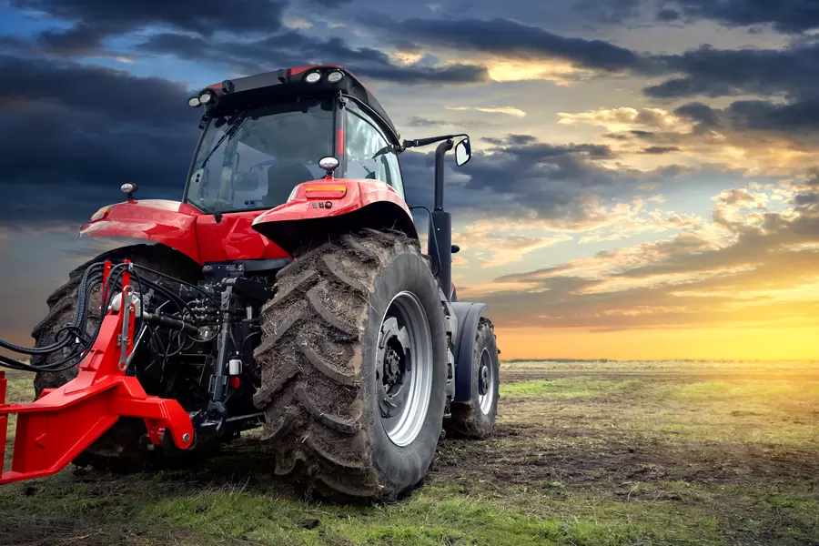 Trekker in het veld bij zonsondergang