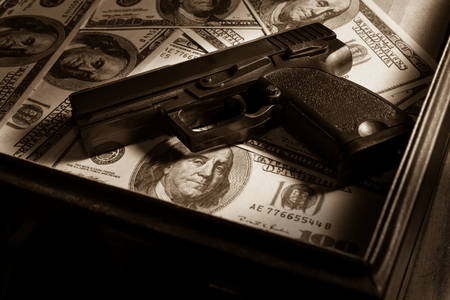Пістолет і долари