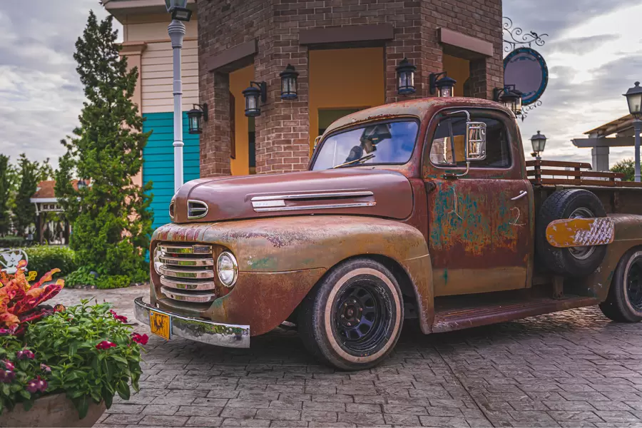 Vecchio camioncino arrugginito