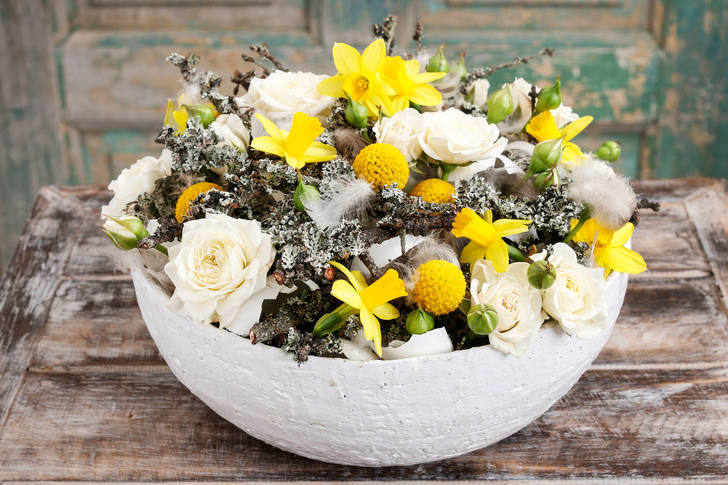 Flower arrangement with daffodils and roses