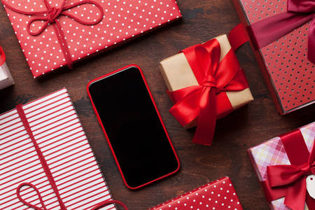 Smartphone y cajas de regalo