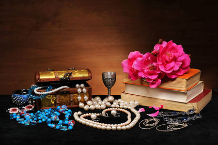Decoraciones, rosas y libros sobre la mesa