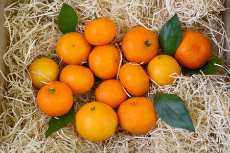 Mandarinas en una caja de paja