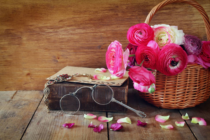 Košík s kvetmi, knihou a pohármi