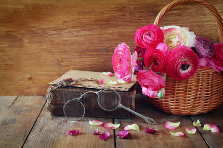 Kosár virággal, könyvvel és szemüveggel