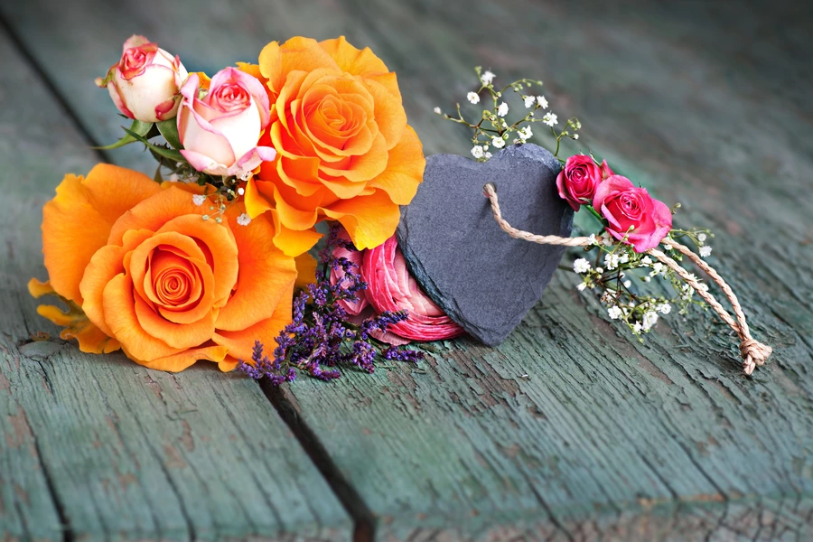 Corazón y rosas en la mesa