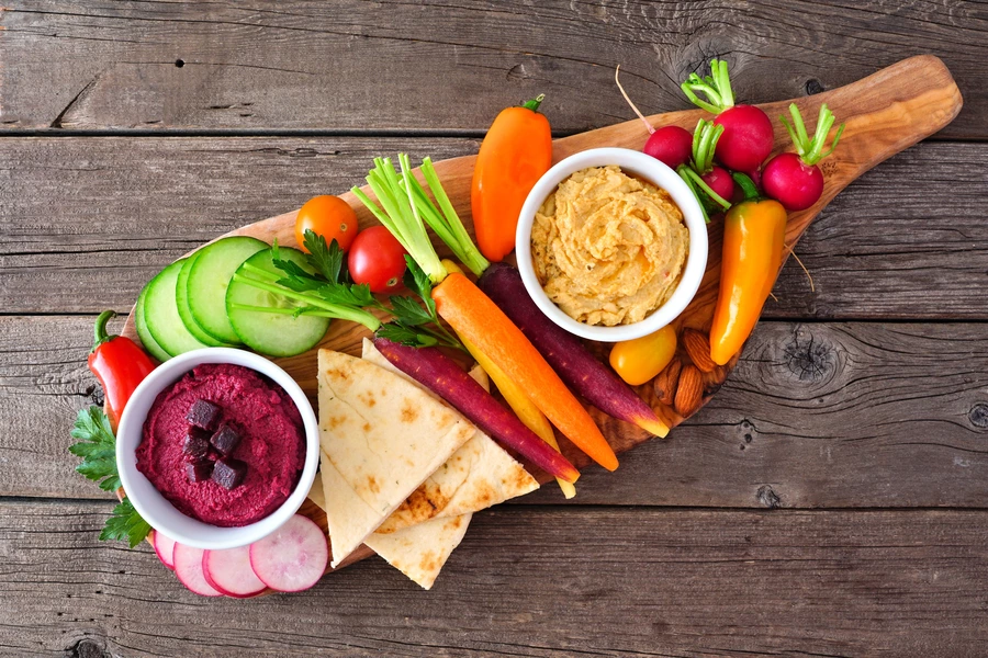 Hummus i warzywa na stole