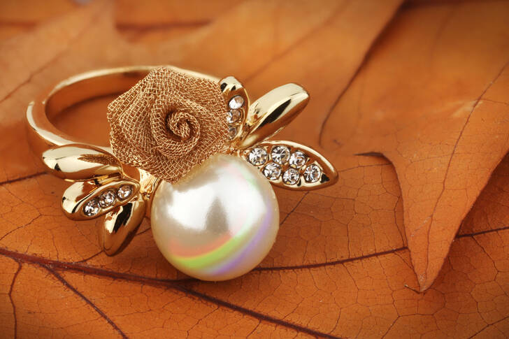 Ring with pearls on leaves