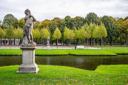 Rzeźby w parku zamkowym w Schwerinie