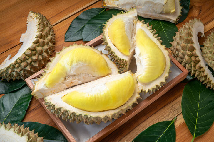 Durian auf einem Holztisch