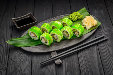Sushi-Rolle mit Tobiko-Kaviar