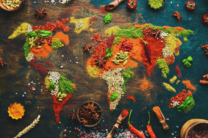 Specerijen in de vorm van een wereldkaart