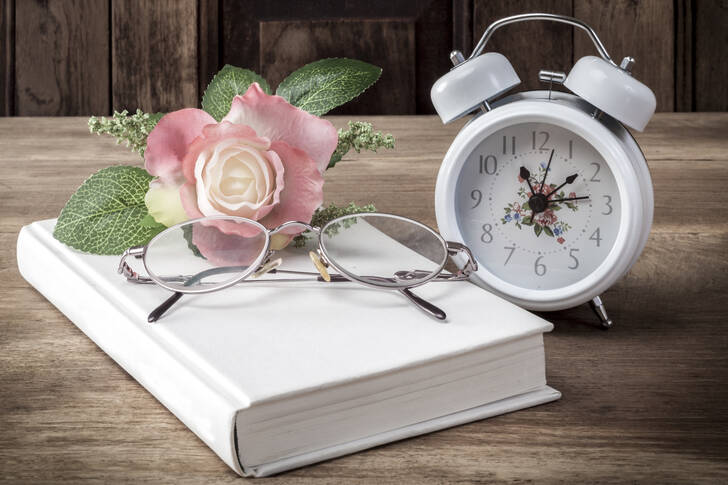 Zabytkowa książka i zegar