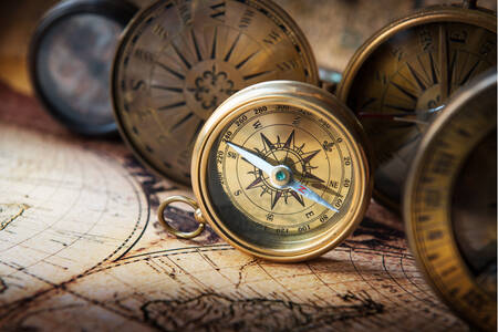 Staré kompasy na mapě
