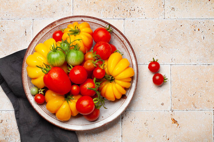 Tomates sur une assiette