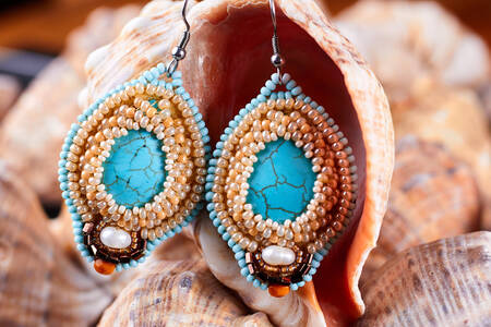 Boucles d'oreilles avec turquoise et perles