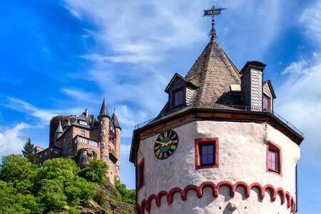 Pohľad na vežu a hrad Katz v Sankt Goarshausen