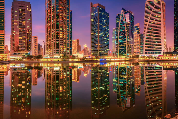Nachtwolkenkrabbers in Dubai