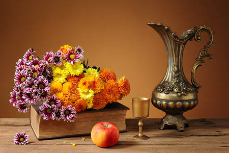 Blumenstrauß und Krug auf dem Tisch