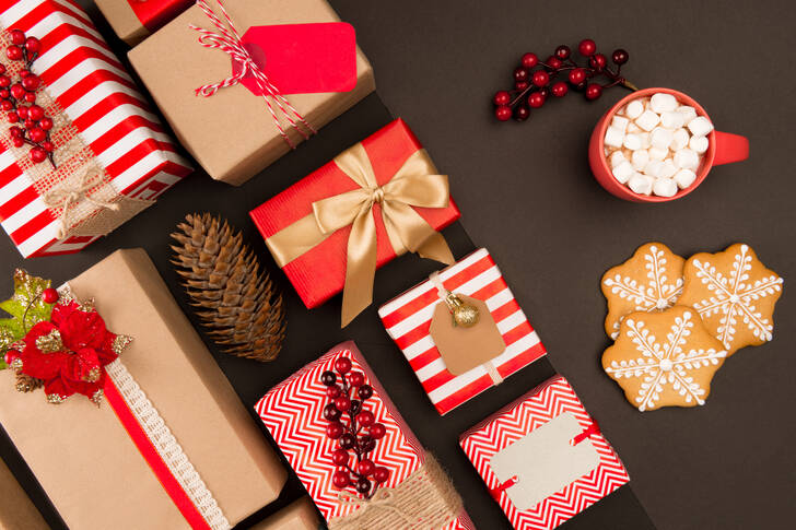 Weihnachtsgeschenke und Süßigkeiten
