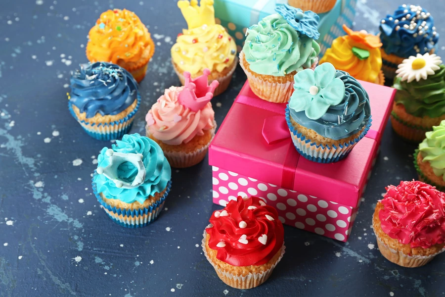 Cupcakes met kleurrijke crème