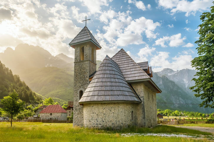 Arnavutluk'un Teth köyündeki kilise